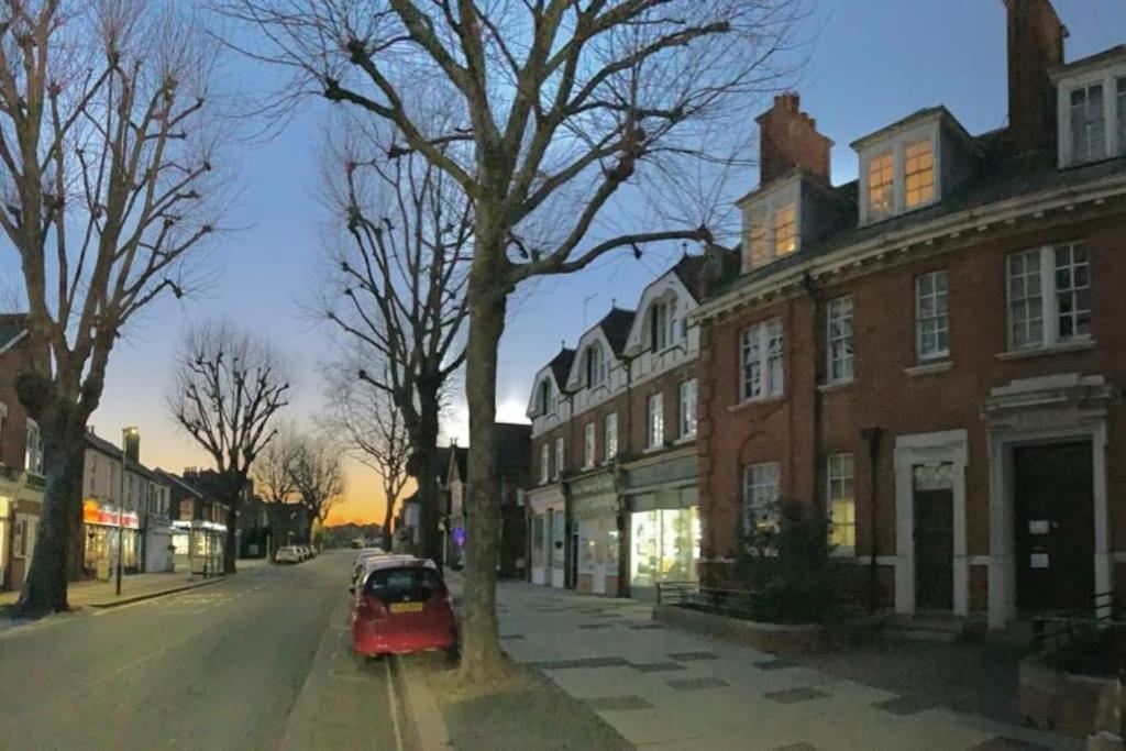 Turing Lodge, Near Hampton Court ภายนอก รูปภาพ