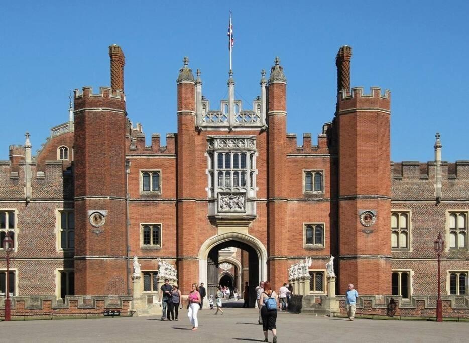 Turing Lodge, Near Hampton Court ภายนอก รูปภาพ